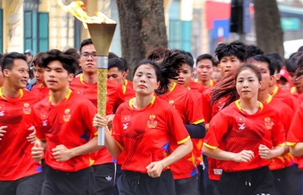第32届东南亚运动会火炬传递活动在河内举行 hinh anh 2
