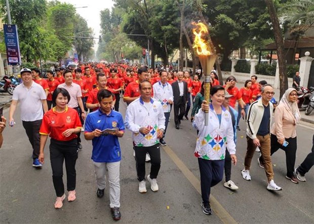第32届东南亚运动会火炬传递活动在河内举行 hinh anh 1