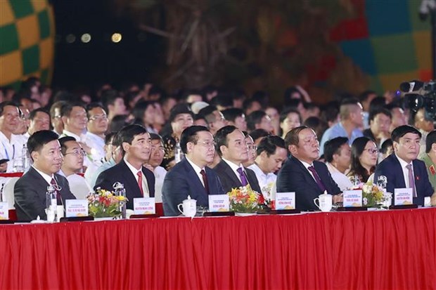越南国会主席王廷惠出席2023年国家旅游年开幕式 hinh anh 1