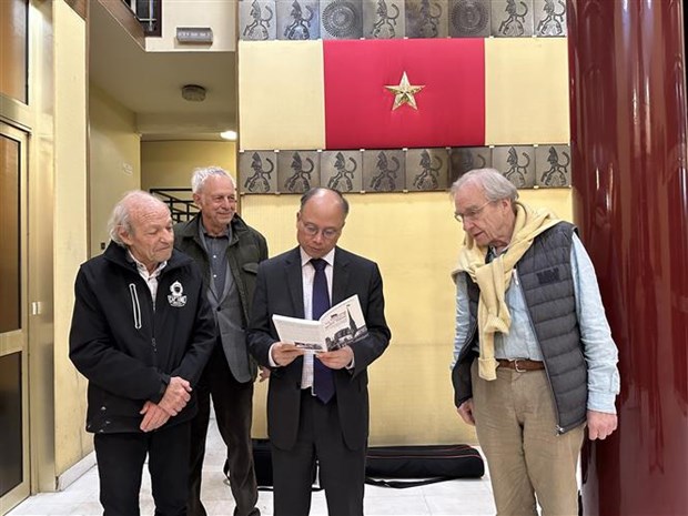 在巴黎会见1969年在圣母院塔尖上悬挂越南旗帜的三名瑞士人 hinh anh 1