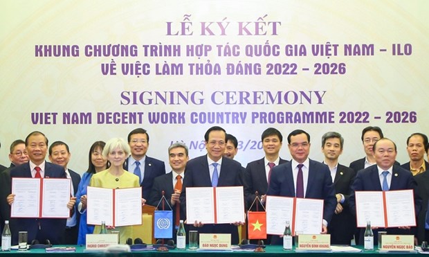越南与国际劳动组织签署2022-2026年体面劳动合作框架 hinh anh 1