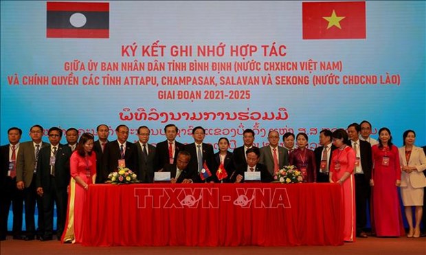 越南平定省与老挝南部4省签署新阶段合作文件 hinh anh 1