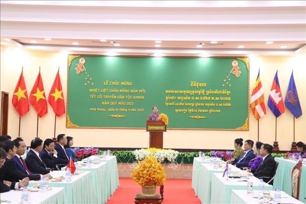越南隆安省和西宁省领导在柬埔寨柴桢省开展当地传统新年拜年活动 hinh anh 1