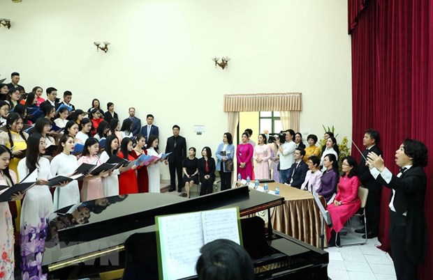 越南国家主席夫人与澳大利亚总督夫人造访越南国家音乐学院 hinh anh 1
