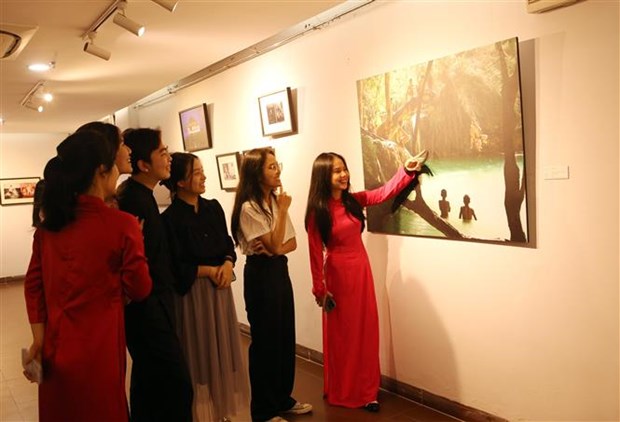 “湄公河-两岸的故事”摄影艺术展在岘港举行 hinh anh 2