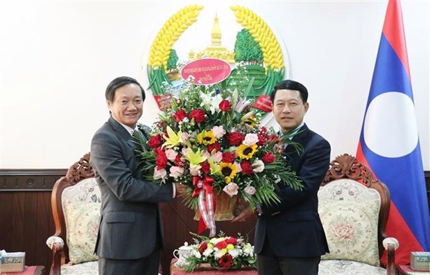 越南驻老挝大使馆在老挝新年到来之际开展拜年活动 hinh anh 1
