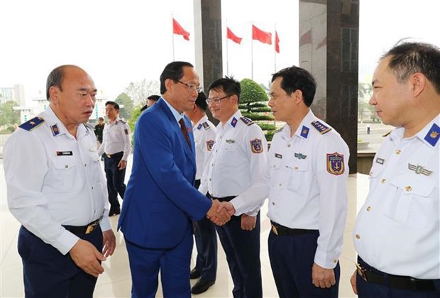 越南国会副主席陈光方上将走访海警司令部 hinh anh 1