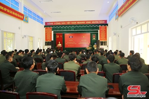 山罗省举行老挝人民军干部越南语培训班 hinh anh 1