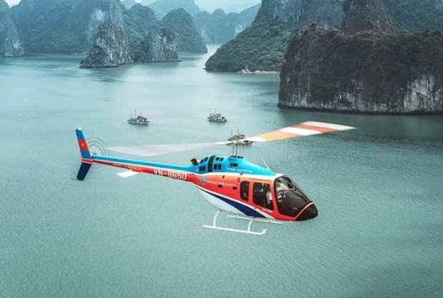 越南直升机坠落下龙湾海域 快速全面展开搜救工作 hinh anh 1