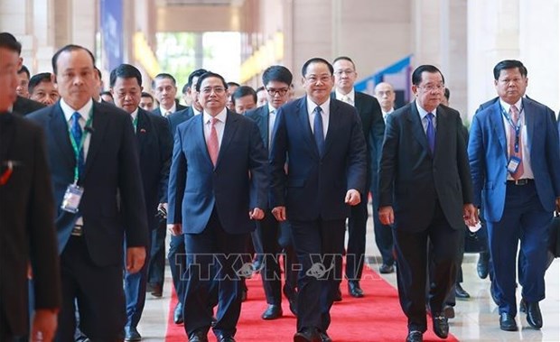 越南政府总理范明政与老挝总理、柬埔寨首相共进工作早餐 hinh anh 1