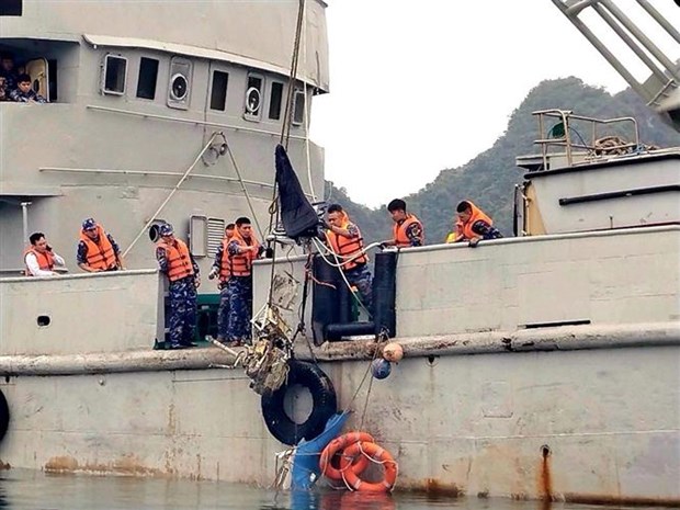 越南直升机坠落在下龙湾海域事故：找到第4名遇难者尸体 hinh anh 2