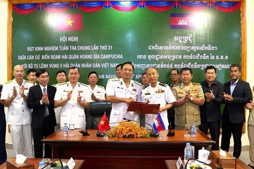 越柬海军召开关于联合巡逻的经验总结会议 hinh anh 2