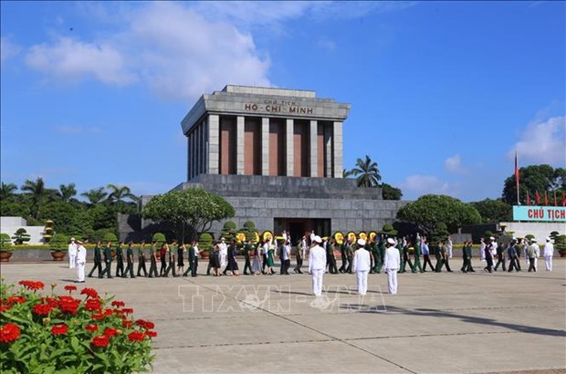 5月1日胡志明主席陵仍然开放 迎接民众和国际游客入陵瞻仰胡志明主席遗容 hinh anh 1