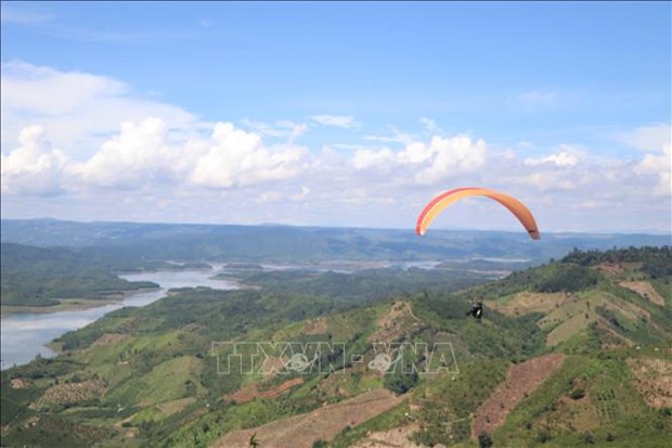 第三届国家滑翔伞锦标赛：从高空俯看被誉为“西原地区的下龙湾”的机会 hinh anh 1