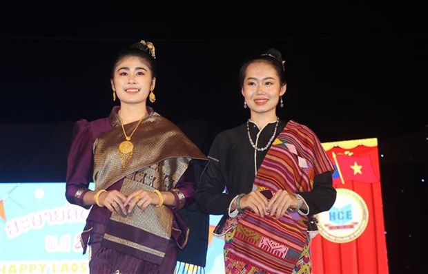 在承天顺化省的老挝留学生喜迎老挝传统新年 hinh anh 2