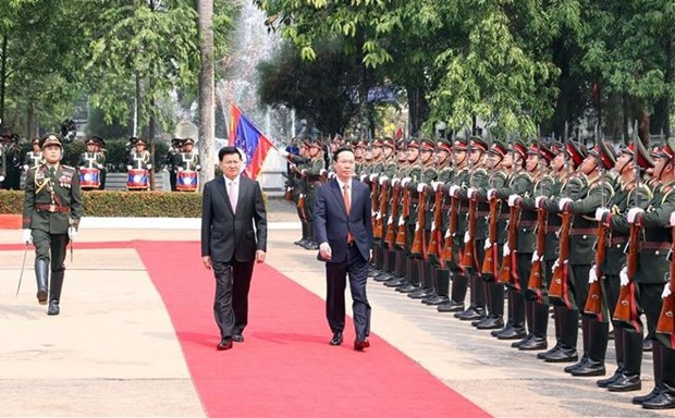 越南国家主席武文赏与老挝国家主席通伦举行会谈 hinh anh 1