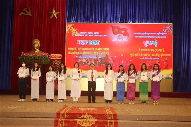 2023年高棉族传统新年见面会在薄辽省举行 hinh anh 1