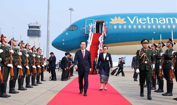 越南国家主席武文赏抵达万象 开始对老挝进行的正式访问 hinh anh 1