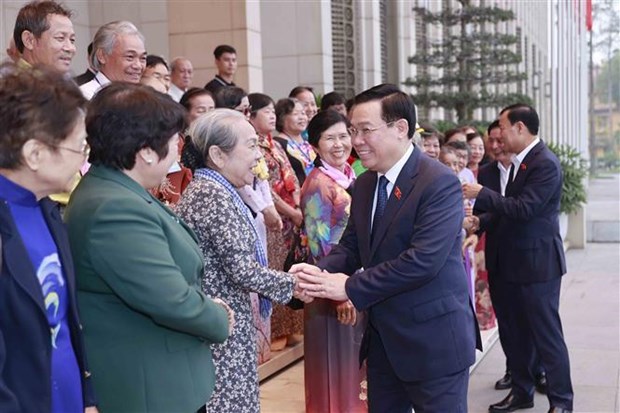 越南国会主席王廷惠会见前政治犯和囚犯代表 hinh anh 1
