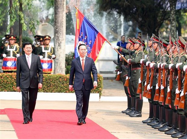 老挝媒体深度报道越南国家主席武文赏访老之行取得的丰硕成果 hinh anh 1