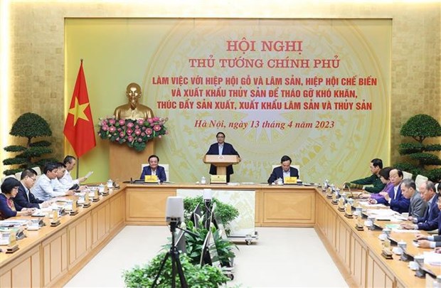 越南政府总理范明政主持召开促进林水产品生产和出口的工作会议 hinh anh 1