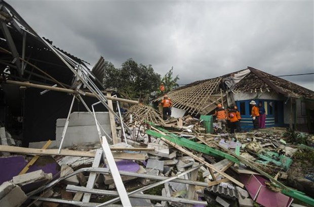 印度尼西亚爪哇岛附近海域发生7级地震 hinh anh 1