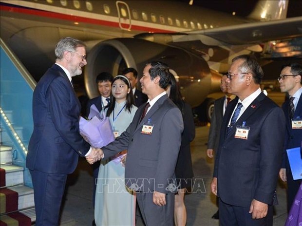 捷克总理彼得·菲亚拉抵达河内 开始对越南进行访问 hinh anh 1