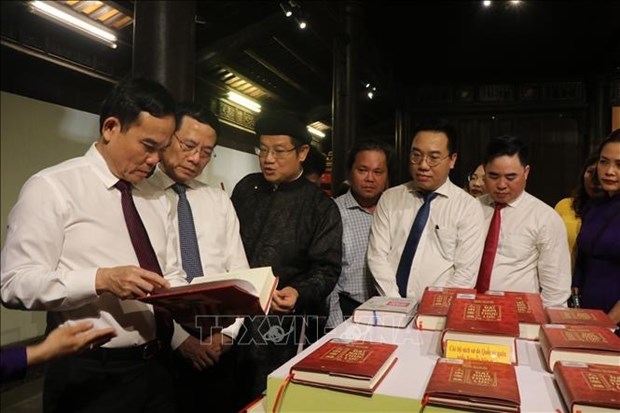 越南政府副总理陈流光出席第二届越南阅读文化与图书日开幕式 hinh anh 1