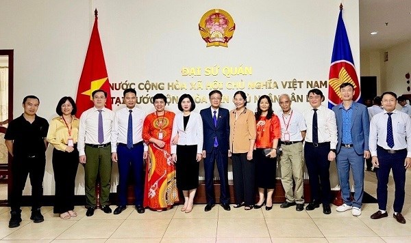 河内市代表团对老挝进行访问 hinh anh 2
