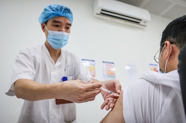 越南加大新冠疫苗接种力度 优先保护高危人群 hinh anh 1