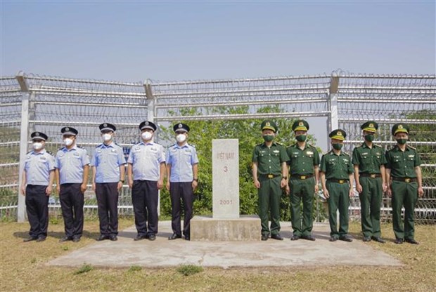 越南阿巴寨边防哨所与中国江城边境管理大队在3号国界界碑举行会面 hinh anh 1