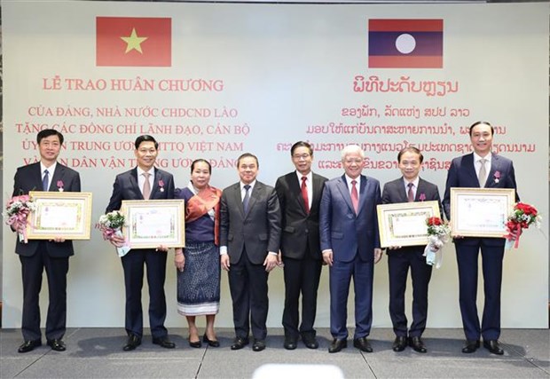 老挝向越南祖国阵线中央委员会和中央民运部领导人授予勋章 hinh anh 1