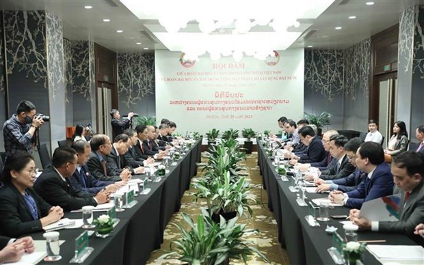 越南与老挝加强两国阵线组织之间的经验分享 hinh anh 1