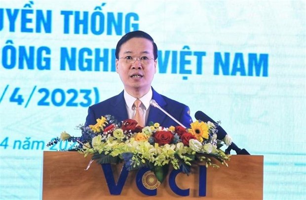 越南国家主席武文赏出席越南工商联合会传统日60周年庆典 hinh anh 2
