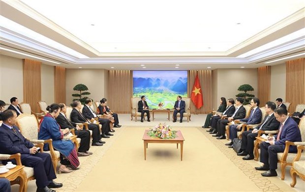 越南政府总理范明政会见老挝建国阵线中央委员会主席 hinh anh 1