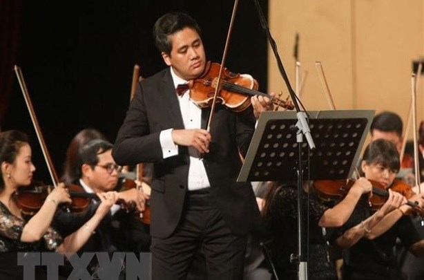 才华横溢的小提琴家裴公维被授予国际名誉教授称号 hinh anh 2