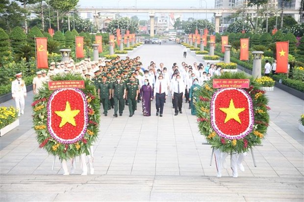 越南实现国家统一48周年：胡志明市领导敬香缅怀革命先烈 hinh anh 2