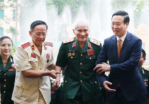 越南国家主席武文赏亲切会见了第三军团B3西原阵线联络委员会代表团 hinh anh 1