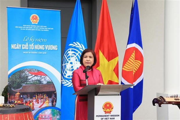 越南驻日内瓦外交代表机构举行2023年雄王祭祖仪式 hinh anh 1