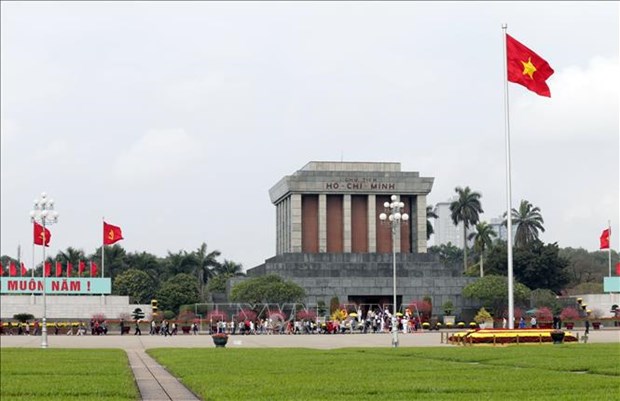 越南国家统一48周年：三天假期数万人次进陵瞻仰胡志明主席遗容 hinh anh 1