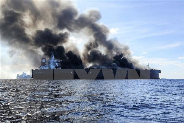 一艘油轮在马来西亚海域起火 三名船员失踪 hinh anh 1