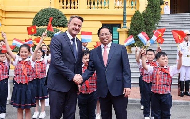 越南政府总理范明政举行仪式 欢迎卢森堡大公国首相格扎维埃·贝泰尔访越 hinh anh 2