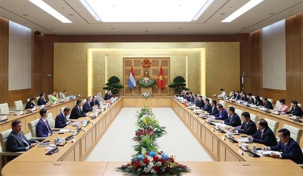 越南政府总理范明政与卢森堡大公国首相格扎维埃·贝泰尔举行会谈 hinh anh 1