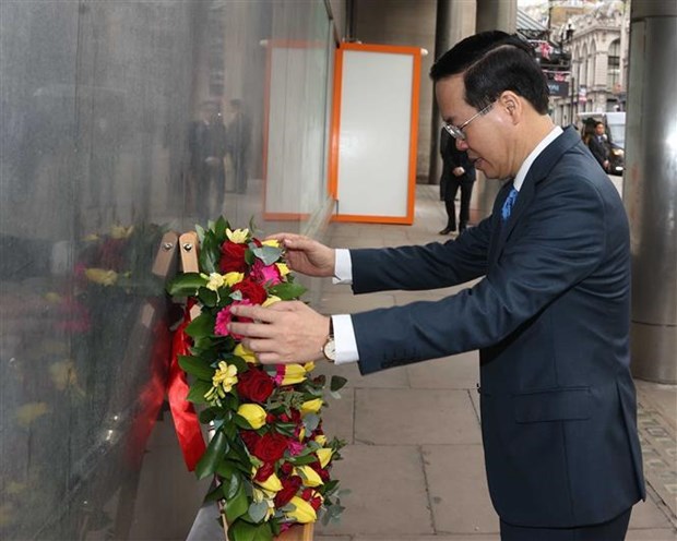 越南国家主席武文赏向在伦敦的胡志明主席纪念碑献花 hinh anh 1