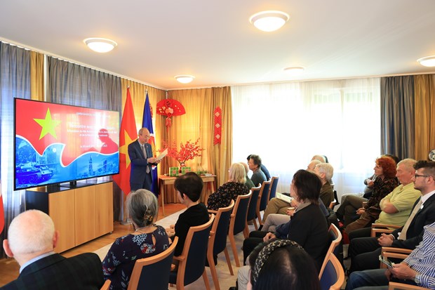 国家统一48周年：越南驻瑞士大使馆与瑞士友人举行见面会 hinh anh 1