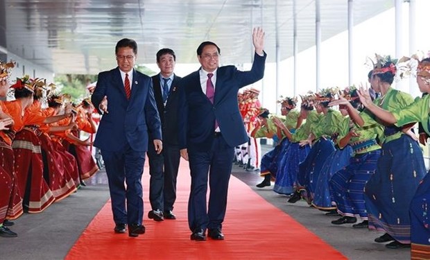 越南政府总理范明政抵达印度尼西亚出席第42届东盟峰会 hinh anh 1