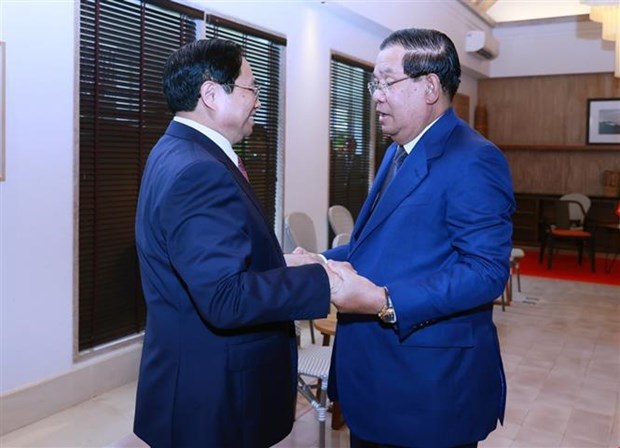 第42届东盟峰会：越南政府总理范明政会见柬埔寨首相洪森 hinh anh 1