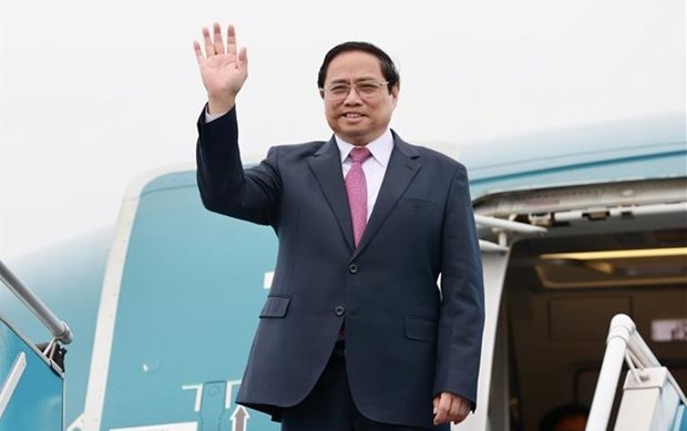 越南政府总理范明政启程赴印尼出席第42届东盟峰会 hinh anh 1