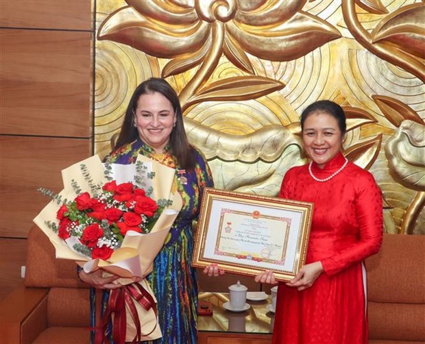 联合国妇女署驻越南代表荣获“致力于各民族和平与友谊”纪念章 hinh anh 1