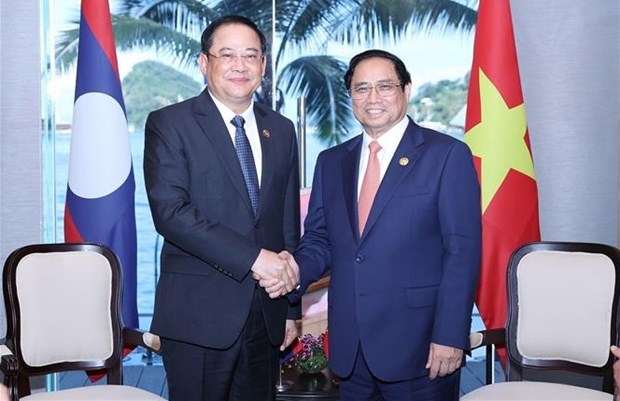 第42届东盟峰会：范明政总理会见老挝总理宋赛·西潘敦 hinh anh 1